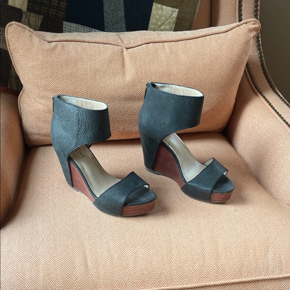 Stylish Black Wedge Sandals